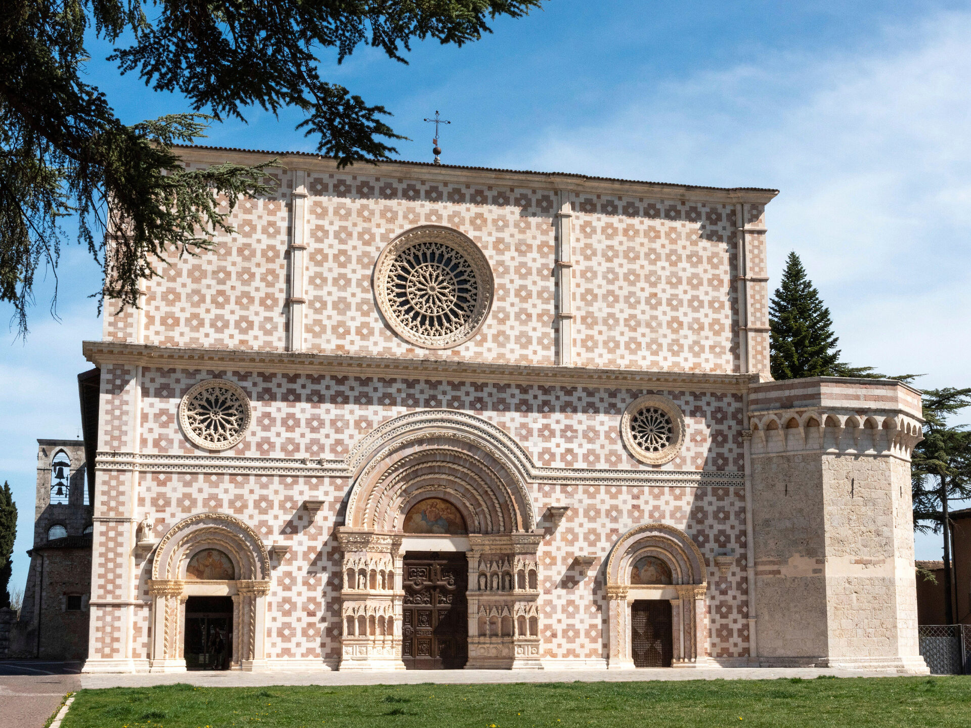 Facciata della Basilica di Collemaggio, L'Aquila