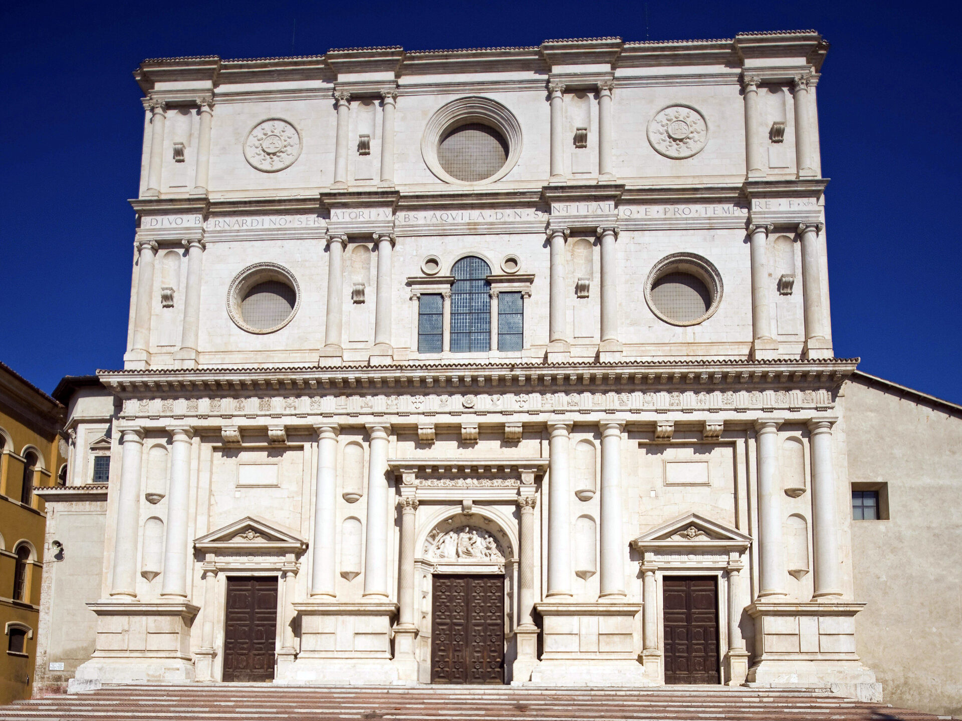 Facciata della Basilica di San Bernardino, L'Aquila